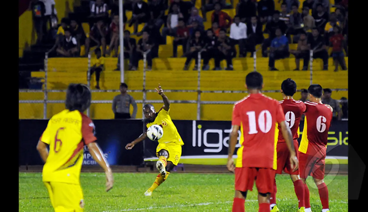 Pemain Sriwijaya FC, Patrick Wanggai saat  melakukan tendangan diluar kotak penalti pada laga SCM Cup 2015. di Stadion H Agus Salim, Padang, Senin (19/1/2015). Sriwijaya FC unggul 2-1 atas Semen Padang. (Liputan6.com/Johan Tallo)