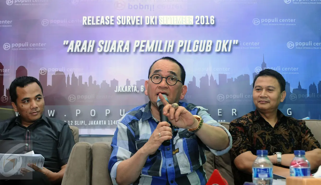 Tiga tim sukses Cagub DKI Jakarta 2017-2022, Arwani Thomafi, Ruhut Sitompul, dan Ali Mardani Sera (kiri ke kanan) saat menanggapi hasil survei di Jakarta, Kamis (6/10). Survei membahas Arah Suara Pemilih Pilgub DKI. (Liputan6.com/Helmi Fithriansyah)