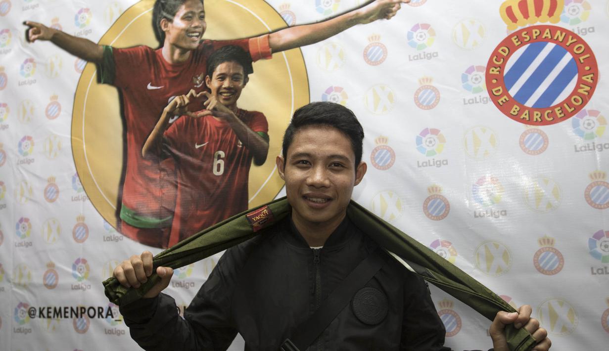 Pesepak bola masa depan Indonesia, Evan Dimas, berpose jelang keberangkatannya ke Spanyol untuk bergabung dengan Espanyol. Selama empat bulan mantan kapten timnas U-19 itu akan berpetualang di negeri Matador. (Bola.com/Vitalis Yogi Trisna)