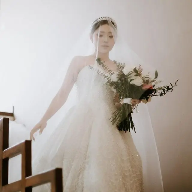Potret Detail Gaun Pernikahan Wendy Walters, Bernuansa Putih dan Elegan. (Sumber: Instagram/wendywalters)