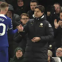 Pelatih Chelsea, Mauricio Pochettino (kanan) menyalami Cole Palmer usai menariknya keluar saat menghadapi Everton pada laga pekan ke-33 Premier League 2023/2024 di Stamford Bridge, London, Senin (15/4/2024). (AP Photo/Ian Walton)