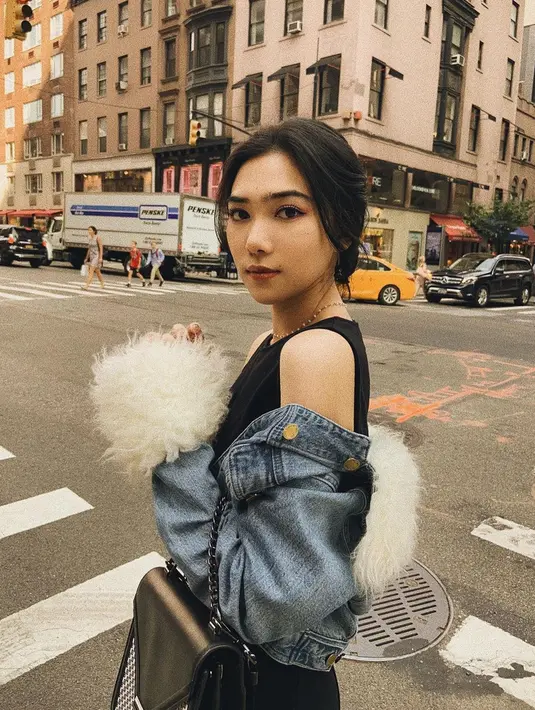 Ketika sedang berlibur, wanita kelahiran Bandung ini memilih tampil simpel. Meski sederhana, penampilan Isyana Sarasvati dengan jaket denim dengan detail bulu-bulu tampak modis. Apalagi dengan makeup tipis, memberikan kesan natural look.(Liputan6.com/IG/@isyanasarasvati)