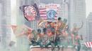 Pemain Persija Jakarta bersama The Jakmania melakukan pawai merayakan gelar juara Liga 1 musim 2018 di Bundaran HI, Jakarta, Sabtu (15/12). Persija berhasil juara Liga 1 usai mengalahkan Mitra Kukar. (Bola.com/M Iqbal Ichsan)