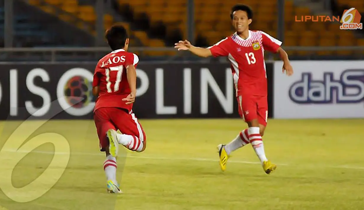Pemain Laos Vilayout Sayyabounsou (nomor 17) berlari ke arah rekannya usai mencetak gol (Liputan6.com/Helmi Fithriansyah) 
