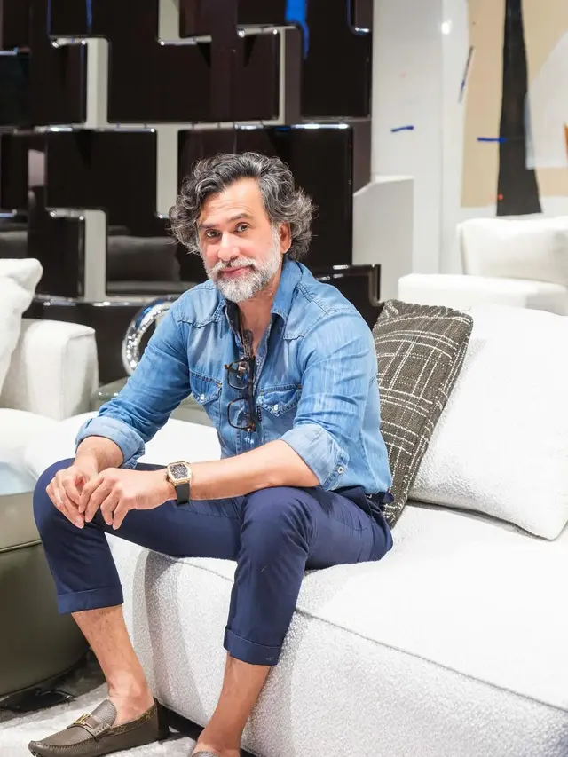 6 Inspirasi Outfit Jeremy Thomas di Usia 50-an, Enggak Kalah Stylish dari Anak Muda