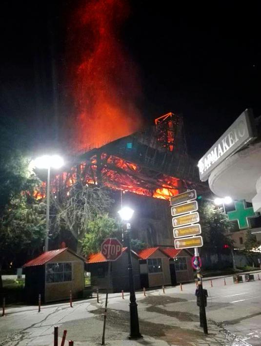 Kobaran api muncul di tengah proses restorasi masjid bersejarah di era Ottoman di Kota Didymoteicho, Yunani, Rabu (22/3). Penyebab kebakaran Masjid Bayezid yang sebagian besar terbuat dari kayu itu masih belum diketahui. (ALEXANDRA GIDIKA/EUROKINISSI/AFP)