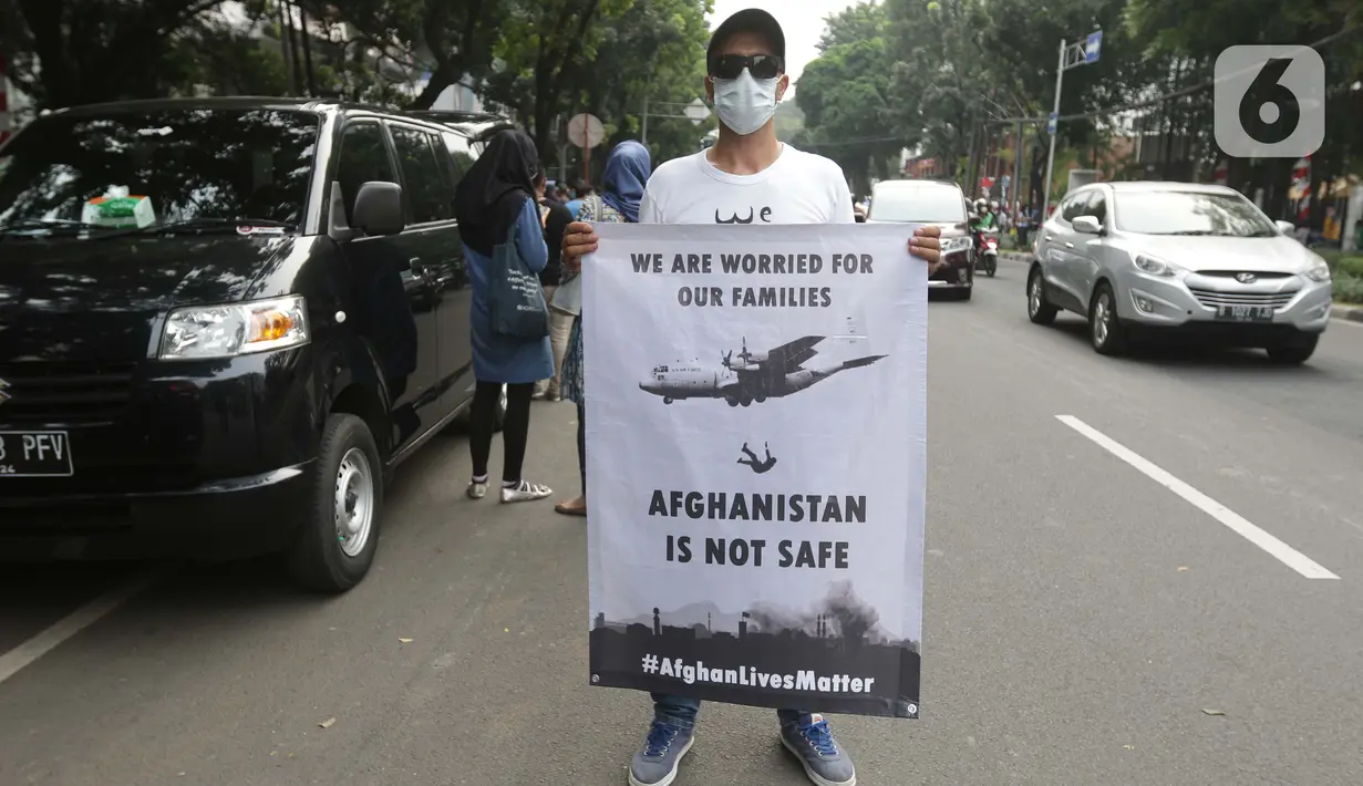 Pencari suaka asal Afghanistan melakukan aksi unjuk rasa di depan Kantor UNHCR, Jalan Kebon Sirih, Jakarta, Selasa (24/8/2021). Aksi ini akhirnya dibubarkan pihak kepolisian karena menimbulkan kerumunan dan kemacetan di sekitar lokasi. (Liputan6.com/Helmi Fithriansyah)