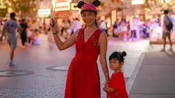 Memilih liburan di musim panas membuat siang hari terasa sangat melelahkan, namun semua sirna dengan keindahan malam hari Disneyland. Lampu-lampu yang menyorot membuat suasana bagaikan negeri dongeng. Bersama sang anak, Tyara tampil bak putri disney yang membawa balon. (Liputan6.com/IG/@tyararenata)