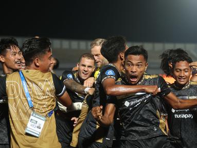 Stadion Indomilk Arena kembali tak bersahabat bagi tim Ibu Kota, Persija Jakarta. Setelah tumbang 0-1 dari Persita pada laga pekan ke-4 BRI Liga 1 2023/2024, Tim Macan Kemayoran kembali menuai kekalahan saat dijamu Dewa United pada pekan ke-10, Jumat (25/8/2023). Dua gol kemenangan tuan rumah ke gawang Andritany Ardhiyasa dicetak oleh Dimitris Kolovos pada menit ke-60 dan Septian Bagaskara pada masa injury time babak kedua. Dengan kekalahan ini, Persija sementara berada di posisi ke-10 dengan mengemas 13 poin, sementara Dewa United menghuni peringkat ke-7 dengan 15 poin. (Bola.com/M Iqbal Ichsan)