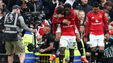 Manchester United berhasil meraih kemenangan penting saat menjamu Liverpool di Stadion Old Trafford, Minggu (3/5/2026) malam WIB. Kejar mengejar gol terjadi, namun gol Kobbie Mainoo memastikan tiga poin krusial buat Setan Merah. (AFP/Darren Staples)