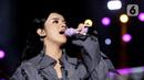 Penyanyi Lyodra saat tampil di panggung JISPHORIA yang digelar di Jakarta International Stadium (JIS), Sabtu (1/10/2022). Sejumlah lagu hits dibawakan untuk menghibur penggemarnya. (Liputan6.com/Helmi Fithriansyah)