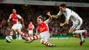 Duel panas terjadi di laga Liga Premier Inggris antara Arsenal dengan Swansea City di Emirates Stadium, Selasa (12/5/2015). Swansea City menang 1-0 atas Arsenal. (Reuters/Andrew Couldridge)