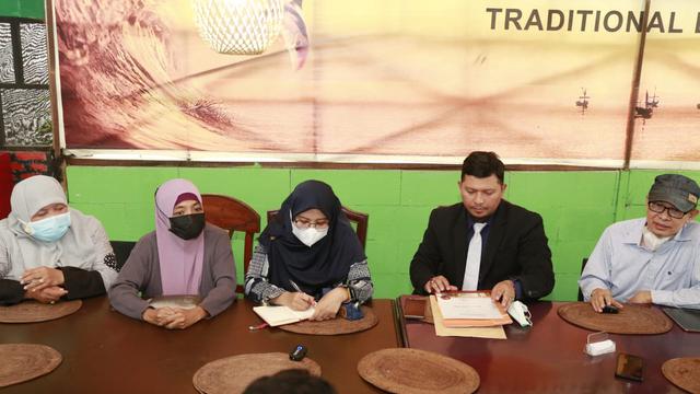 Dua wanita yang mengaku sebagai korban investasi patungan usaha saat menggelar jumpa pers, Sabtu (11/9/2021)