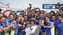Pembalap Team Suzuki Ecstar, Alex Rins, bersama tim, merayakan suksesnya usai jadi juara MotoGP Inggris di Sirkuit Silverstone, Minggu (25/8). (Dok. Suzuki).