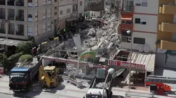 Sebuah gedung apartemen lima lantai runtuh di kota wisata Los Cristianos, Tenerife, Spanyol, Kamis (14/4). Sedikitnya satu orang tewas sementara sembilan lainnya terjebak di dalam reruntuhan gedung tersebut. (Desiree MARTIN/AFP)