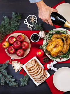 Tips sederhana menikmati hidangan Natal dan Tahun Baru tanpa rasa bersalah dengan tetap menjaga keseimbangan makan. (Foto: timolina/Freepik)