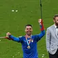 Pemain Italia Leonardo Spinazzola (kiri) dan asisten pelatih Daniele De Rossi usai mengalahkan Inggris pada pertandingan final Euro 2020 di Stadion Wembley, London, Inggris, 11 Juli 2021. Bek kiri ini menjadi motor serangan Italia. (FACUNDO ARRIZABALAGA/POOL/AFP)