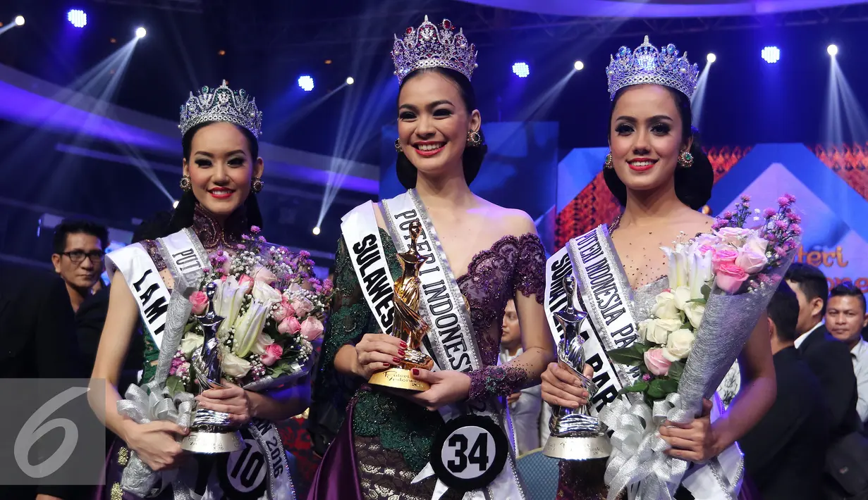 Putri Indonesia 2016, Kezia Roslin foto bersama dengan Dua finalis lainnya yang masuk tiga besar yaitu Intan Aletrino dari Sumatera Barat dan Felicia dari Lampung usai acara grand final Putri Indonesia 2016, Jakarta (20/2). (Liputan6.com/Herman Zakharia)