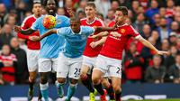 Duel Manchester United versus Manchester City, pada pertemuan pertama musim 2015-2016, Minggu (25/10/2015). Duo tim menjadi satu di antara penyumbang pembayaran fee ke agen pemain tahun ini. (www.theguardian.com)