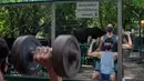 Sejumlah pria berolahraga di gym luar ruangan di sebuah taman di Bangkok, Thailand, Rabu (10/6/2020). Kehidupan sehari-hari di ibukota kembali normal karena pemerintah Thailand terus melonggarkan pembatasan terkait dengan menjalankan bisnis di ibukota Bangkok. (AP Photo/Gemunu Amarasinghe)