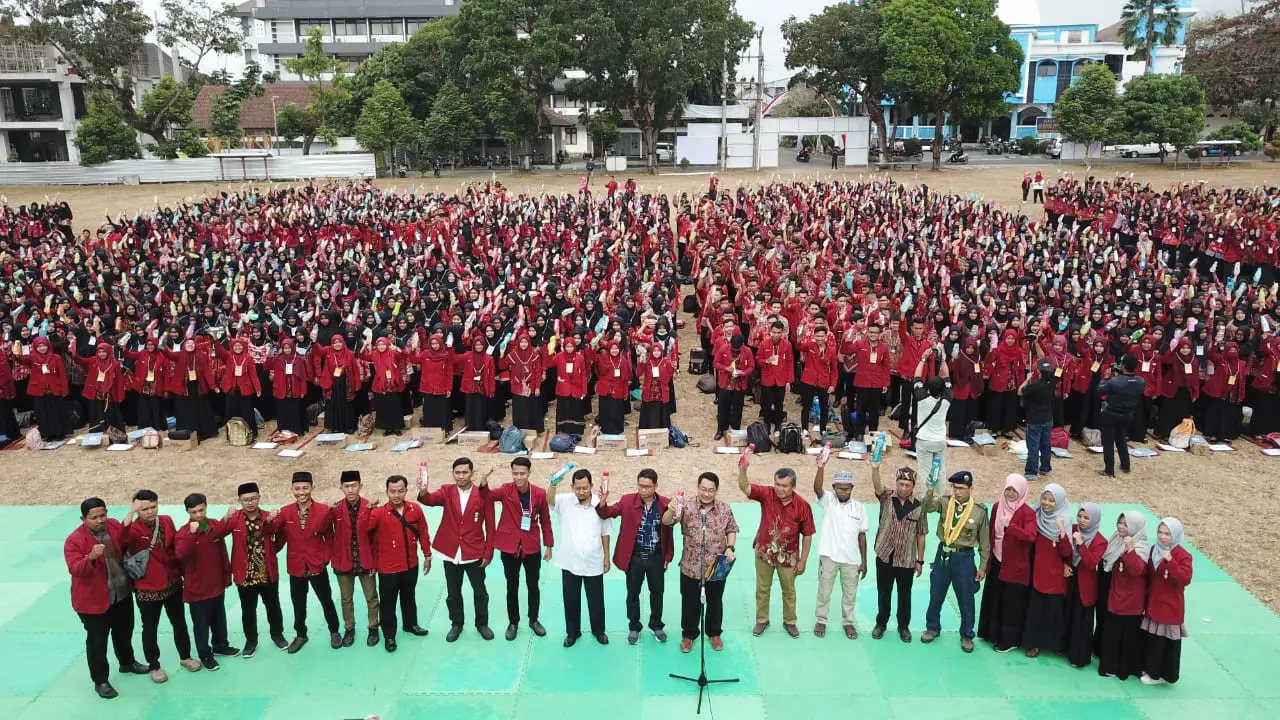 Deklarasi gerakan bijak plastik oleh 3.000 mahasiswa Universitas Muhammadiyah Purwokerto dan komunitas UMP, Sabtu pagi. (Foto: Liputan6.com/UMP/Muhamad Ridlo)
