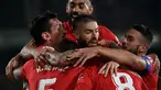 Gelandang Atletico Madrid Rodrigo De Paul (kiri - belakang) berselebrasi dengan rekan setimnya setelah mencetak gol ke gawang Elche CF pada jordana ke-36 La Liga Spanyol 2021/2022 di Estadio Martinez Valero, Kamis (12/5/2022) dini hari WIB. Atletico Madrid sukses menaklukkan tuan rumah Elche dengan skor meyakinkan 2-0. (JOSE JORDAN / AFP)
