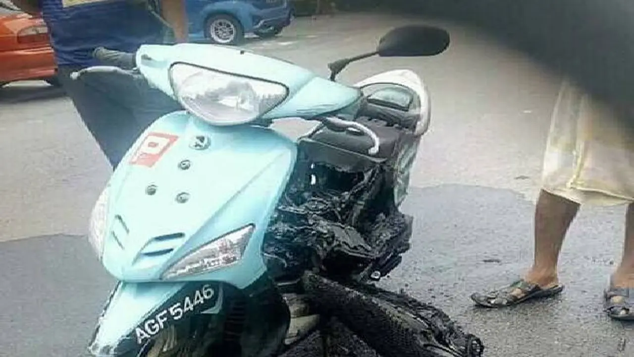 Simpan smartphone di bawah jok motor