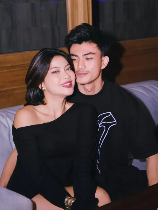 Terlihat bahagia, aura kecantikan Hanum pun semakin terpancar. Hubungan mereka yang sedang kasmaran sering disebut netizen sebagai pasangan bucin. Di momen perayaan ultah sang kekasih, keduanya tampil kompak memakai outfit serba hitam, yang sekaligus menjadi dress code pesta tersebut. (Liputan6.com/IG/@real.hanummegaa)
