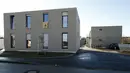 Beginilah bentuk rumah prefabrikasi buatan perusahaan konstruksi Bauer Holzsysteme, Jerman, (7/12). Rumah prefabrikasi ini dapat diangkut dan dipindahkan dengan menggunakan truk angkut. (REUTERS/Michaela Rehle)