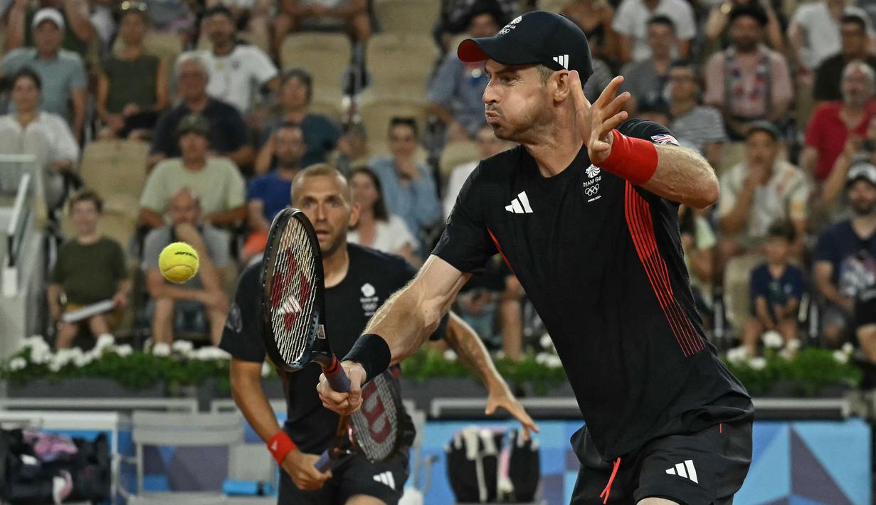 Petenis Inggris, Andy Murray (kanan) di samping rekannya, Dan Evans berusaha mengembalikan bola ke arah pasangan Amerika pada babak perempat final tenis nomor ganda campuran Olimpiade Paris 2024 di Roland-Garros Stadium, Paris, Prancis, Kamis (01/08/2024). (AFP/Carl De Souza)
