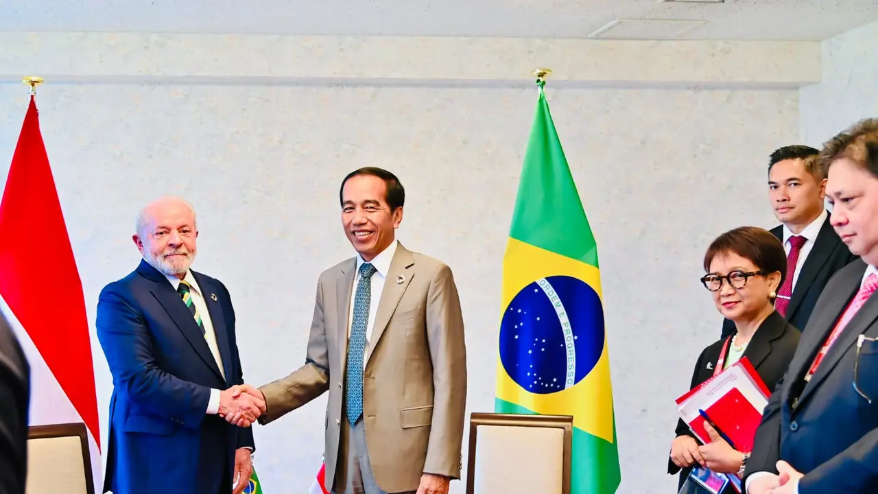 Presiden Joko Widodo atau Jokowi menggelar pertemuan bilateral dengan Presiden Brasil Luiz Inácio Lula da Silva di Hotel Rihga Royal, Hiroshima, Jepang, Sabtu (20/5/2023).