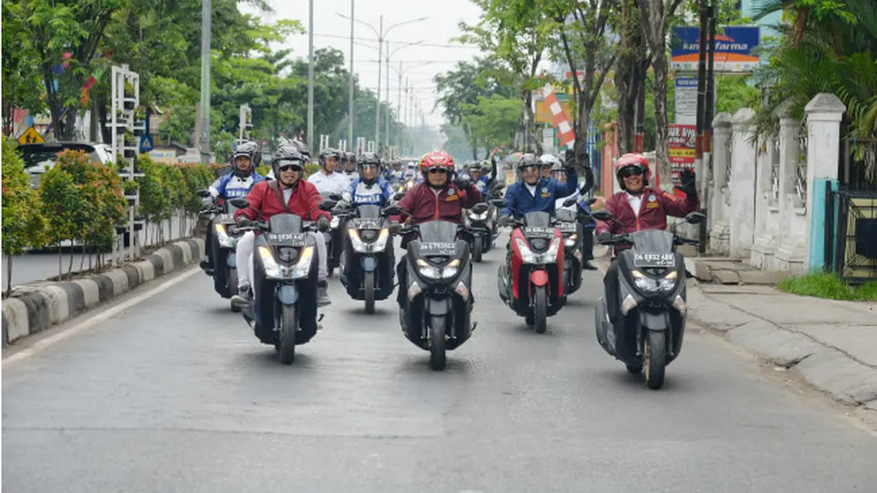 Gaya Menhub Budi Karya Naik Motor untuk Kampanye 'Safety Riding'
