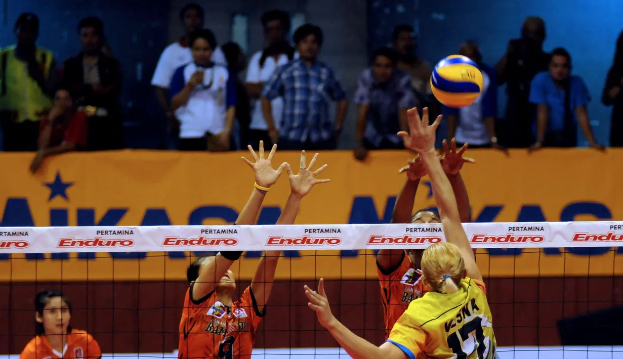 Dua pemain putri Jakarta Bank DKI mencoba memblok smash  Vesina Durisic (Jakarta PGN Popsivo) di putaran kedua pekan ketiga Pertamina Proliga 2015 di Hall A GBK Senayan, Jakarta, Jumat (20/3/2015). (Liputan6.com/Helmi Fithriansyah)