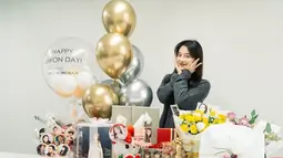 Momen Kim Ji-won saat ulang tahun dipenuhi dengan kado-kado istimewa dari rekan-rekannya. Kim Ji-won merasa bersyukur dengan usianya yang sudah menginjak 29 tahun. Tak lupa, Kim Ji-won berfoto dengan gaya andalannya dengan menopang dagu yang membuat dirinya tampak lucu. (Liputan6.com/IG/@geewonii)