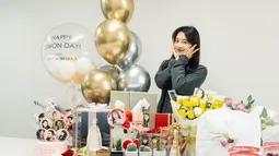 Momen Kim Ji-won saat ulang tahun dipenuhi dengan kado-kado istimewa dari rekan-rekannya. Kim Ji-won merasa bersyukur dengan usianya yang sudah menginjak 29 tahun. Tak lupa, Kim Ji-won berfoto dengan gaya andalannya dengan menopang dagu yang membuat dirinya tampak lucu. (Liputan6.com/IG/@geewonii)