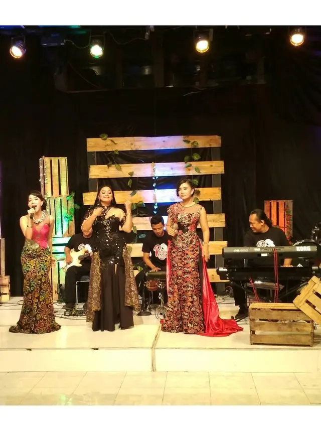 Jarang Terekspos, Ini 7 Potret Yan Vellia Istri Didi Kempot
