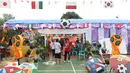 Aktivitas di TPS 29 Gandasari yang bertema Piala Dunia pada Pilkada Serentak 2018 di Kota Tangerang, Rabu (27/6). TPS ini membuat warga yang menggunakan hak pilih untuk Pilkada Kota Tangerang merasakan sensasi Piala Dunia 2018. (Liputan6.com/Angga Yuniar)
