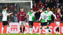 Pemain Liverpool, Luis Diaz (tengah) merayakan gol untuk timnya selama leg pertama babak 16 besar Liga Europa melawan Sparta Praha di Stadion Letna, Praha, Republik Ceko, Kamis, 7 Maret 2024. (AP Photo/Petr David Josek)