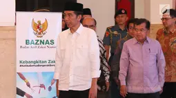 Presiden Joko Widodo didampingi Wakil Presiden Jusuf Kalla saat tiba untuk membayar zakat melalui Badan Amil Zakat Nasional (Baznas) di Istana Negara, Jakarta, Rabu (14/6). (Liputan6.com/Angga Yuniar)