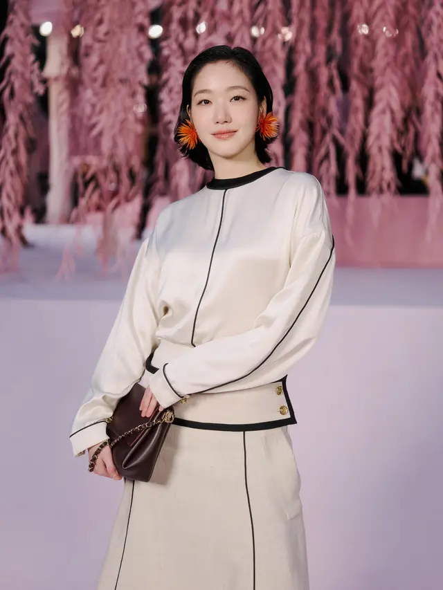 Kim Go Eun saat Hadir di Fashion Show Haute Couture Chanel Paris. [@ggonekim]