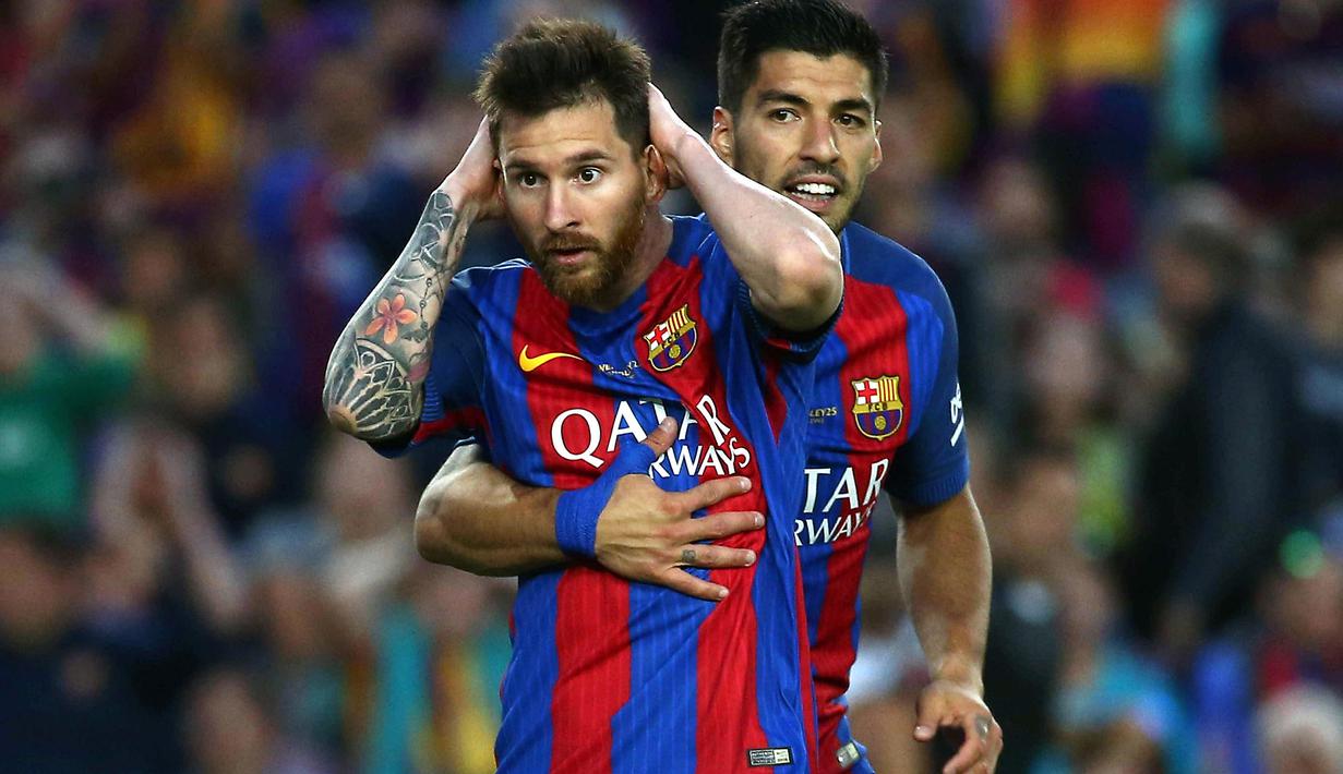 Striker Barcelona, Lionel Messi, tampak kecewa usai pertandingan melawan Eibar pada laga pekan terakhir La Liga di Camp Nou, Minggu (21/5/2017). Meski menang, Barcelona tetap gagal juara La Liga. (EPA/Alejandro Garcia)