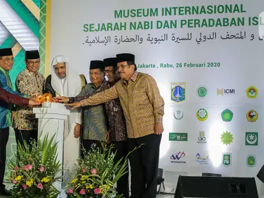 Menteri BUMN Erick Thohir, Syafruddin, Gubernur DKI Anies Baswedan, Sekjen Liga Islam Dunia Muhammad bin Abdul Karim Al-Issa, Ketum DMI Jusuf Kalla, Menag Fachrul Razi, Menteri ATR/BPN Sofyan Djalil saat groundbreaking museum sejarah nabi di Jakarta, Rabu (26/2/2020). (Liputan6.com/Faizal Fanani)