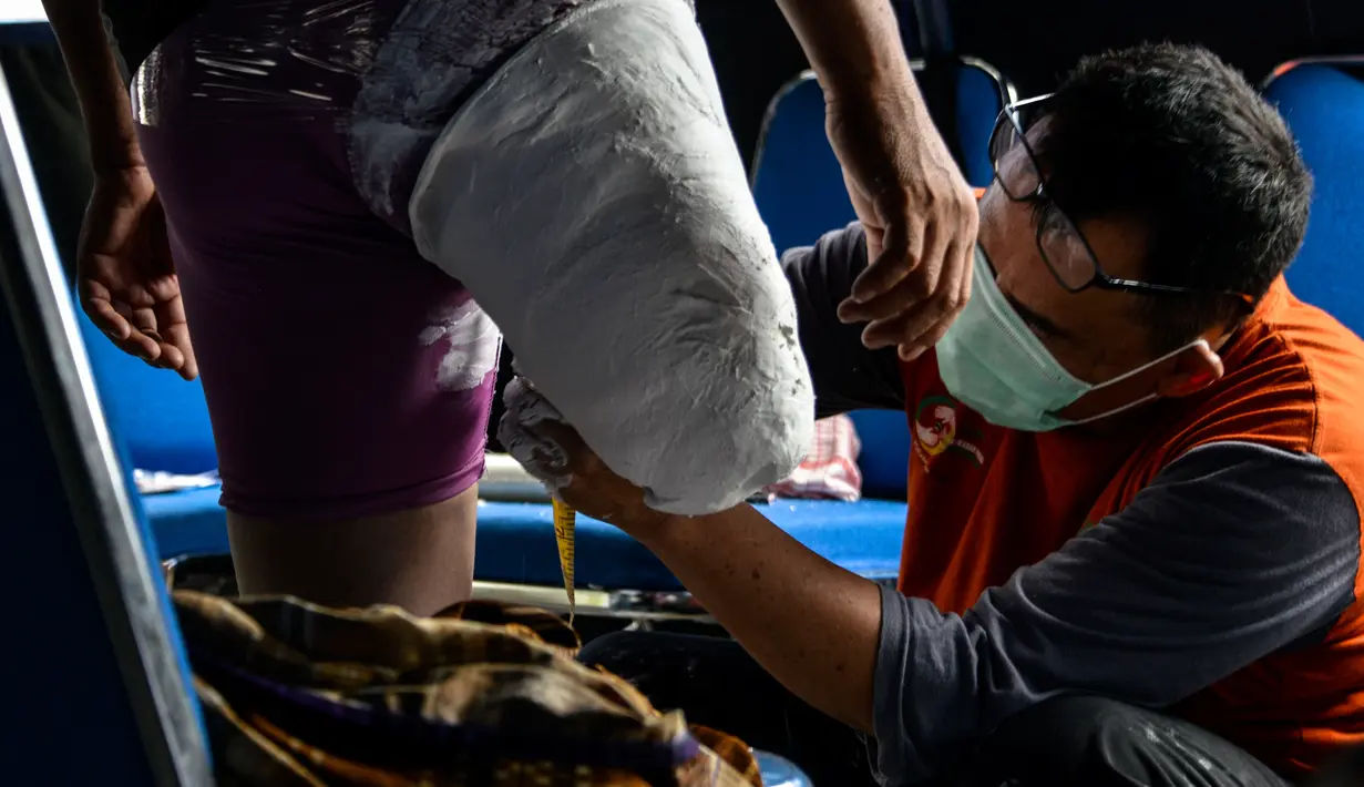 Petugas mengukur dan mencetak kaki palsu untuk seorang penyandang disabilitas di kantor Dinas Sosial Aceh, Senin (16/9/2019). Untuk tahun 2019 ini diberikan secara gratis sebanyak 100 kaki dan tangan palsu untuk para penyandang disabilitas di sejumlah kabupaten/kota. (CHAIDEER MAHYUDDIN / AFP)