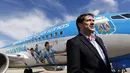 Presiden perusahaan penerbangan Aerolineas Argentinas, Mariano Recalde, berdiri di depan pesawat yang akan membawa Timnas Argentina ke Brasil di Bandara Ezeiza, Buenos Aires, (3/6/2014). (REUTERS/Marcos Brindicci)