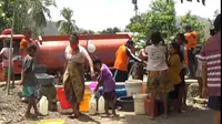 Kemarau panjang yang terjadi sejak Maret hingga Oktober 2020 di wilayah Sikka, Nusa Tenggara Timur, membuat warga Desa Paga mengalami kesulitan mendapatkan air bersih. (Liputan6.com/ Jhon Gomes)