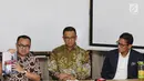 Ketua Tim Sinkronisasi Anies-Sandi, Sudirman Said menunjukkan hasil kerja tim sinkronisasi seusai diserahkan di Jakarta, Jumat (13/10). Hasil kerja itu dirangkum dalam buku yang berjudul "Sumbangan Pemikiran Untuk Jakarta".(Liputan6.com/Immanuel Antonius)
