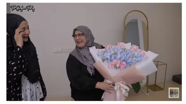 Hamil 5 Bulan, Ini 8 Momen Zaskia Sungkar dapat Kado Spesial dari Fanny Bauty