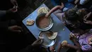 Keluarga Thabet menikmati sarapan di dalam tenda tempat mereka berlindung di Khan Younis, di Jalur Gaza Selatan, Rabu 27 Mei 2026. (Foto AP/Abdel Kareem Hana)