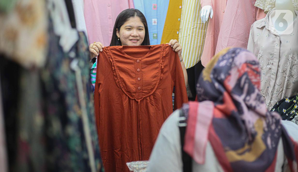 Sesekali ditemui beberapa pengunjung yang tengah melakukan tawar-menawar dengan pedagang. (Liputan6.com/Faizal Fanani)