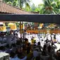 Umat Hindu menggelar persembahyangan Hari Pagerwesi di kawasan Griya Hyang Soka, Tabanan, Bali. (Liputan6.com/Dewi Divianta)